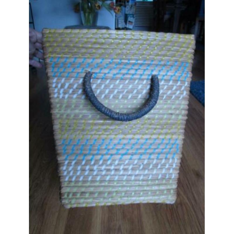 Leuke nieuwe mand met hengels. 33x33x34 cm.