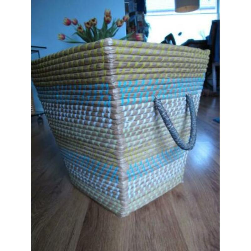Leuke nieuwe mand met hengels. 33x33x34 cm.