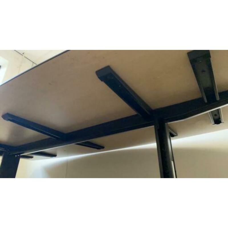 Prachtig bureau 240 x 120 in hoogte verstelbaar