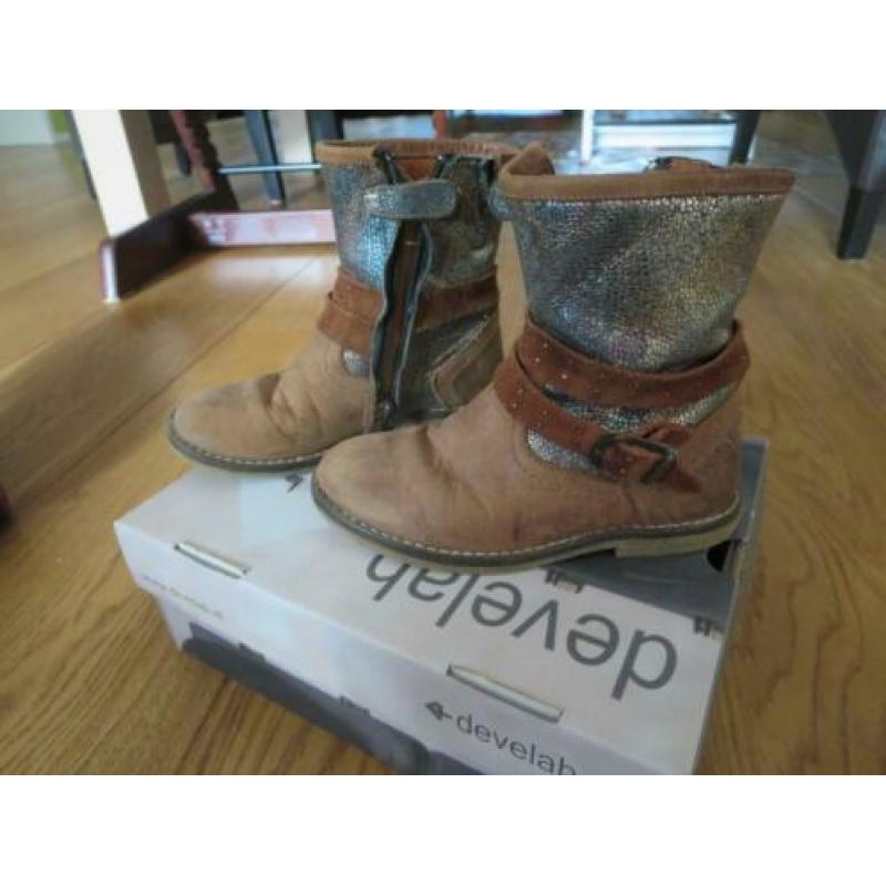 Hippe leren laarzen kleur: cognac metallic merk: develab.
