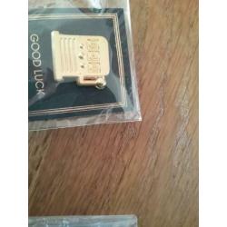 Holland Casino// pin //, fiche.// koelkast magneet // nieuw