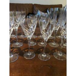 Kristallen glazenset wijn rood en wit, water en champagne,