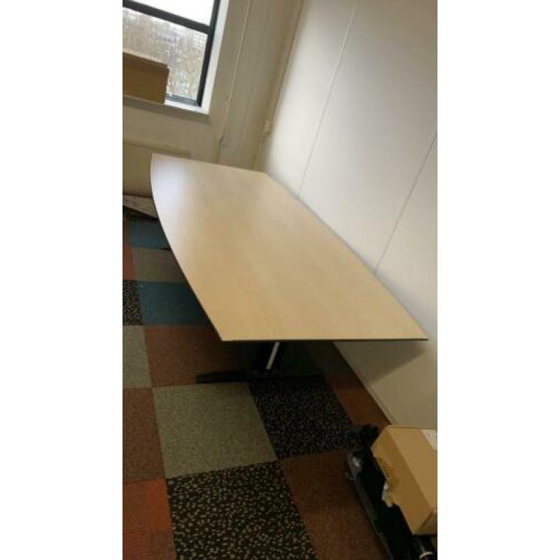 Prachtig bureau 240 x 120 in hoogte verstelbaar