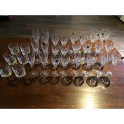 Kristallen glazenset wijn rood en wit, water en champagne,