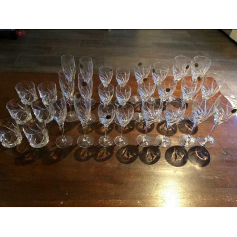 Kristallen glazenset wijn rood en wit, water en champagne,