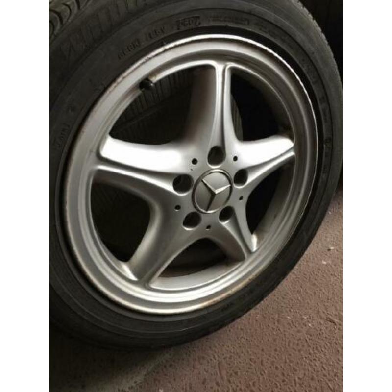 Mercedes velgen 4 met banden.Meerdere types Mercedes