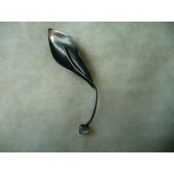 Vintage broche, bladvorm met aurora borealis steen