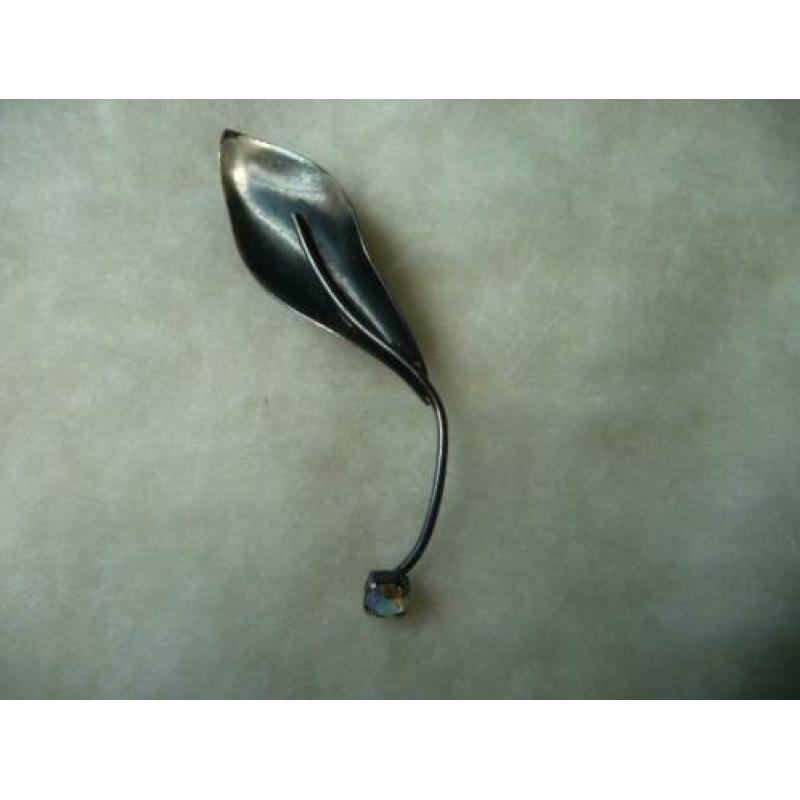 Vintage broche, bladvorm met aurora borealis steen