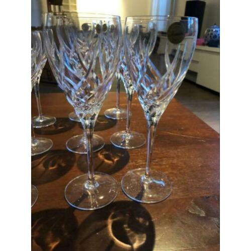 Kristallen glazenset wijn rood en wit, water en champagne,