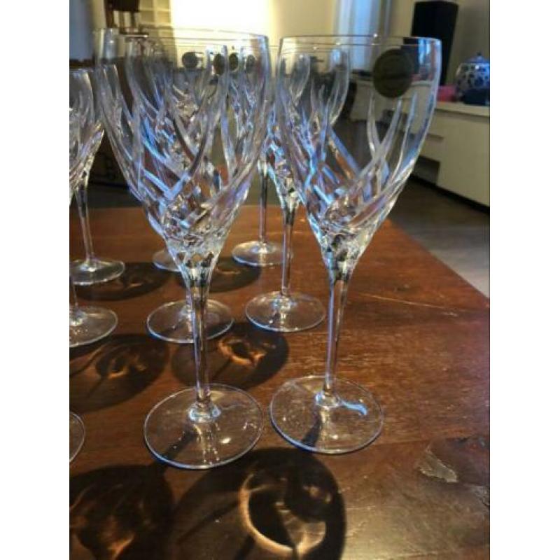 Kristallen glazenset wijn rood en wit, water en champagne,