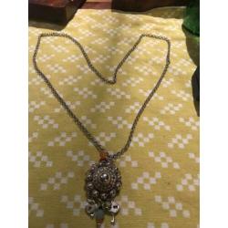 Mooie zilveren zeeuwse knoop 3cm, aan lange jasseron ketting