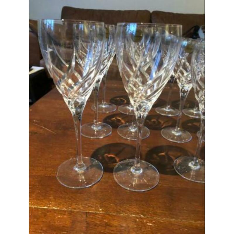 Kristallen glazenset wijn rood en wit, water en champagne,