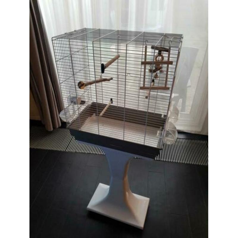 Als nieuw vogelkooi incl 4 voerbakjes en waterbakje