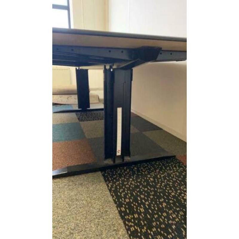 Prachtig bureau 240 x 120 in hoogte verstelbaar