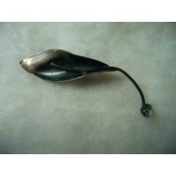 Vintage broche, bladvorm met aurora borealis steen