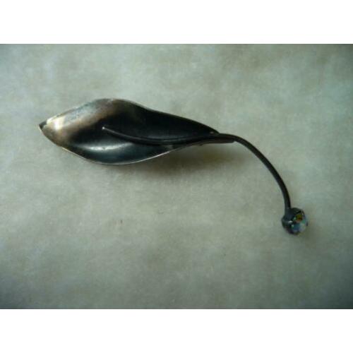 Vintage broche, bladvorm met aurora borealis steen