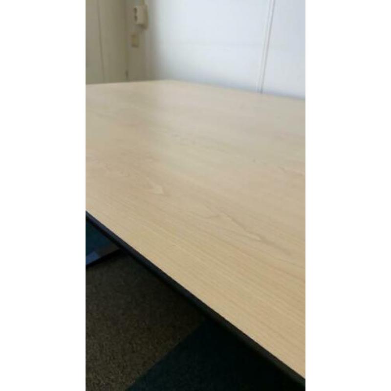 Prachtig bureau 240 x 120 in hoogte verstelbaar