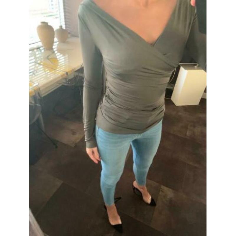Groene MET top stretch met diepe V hals maat S nieuw!