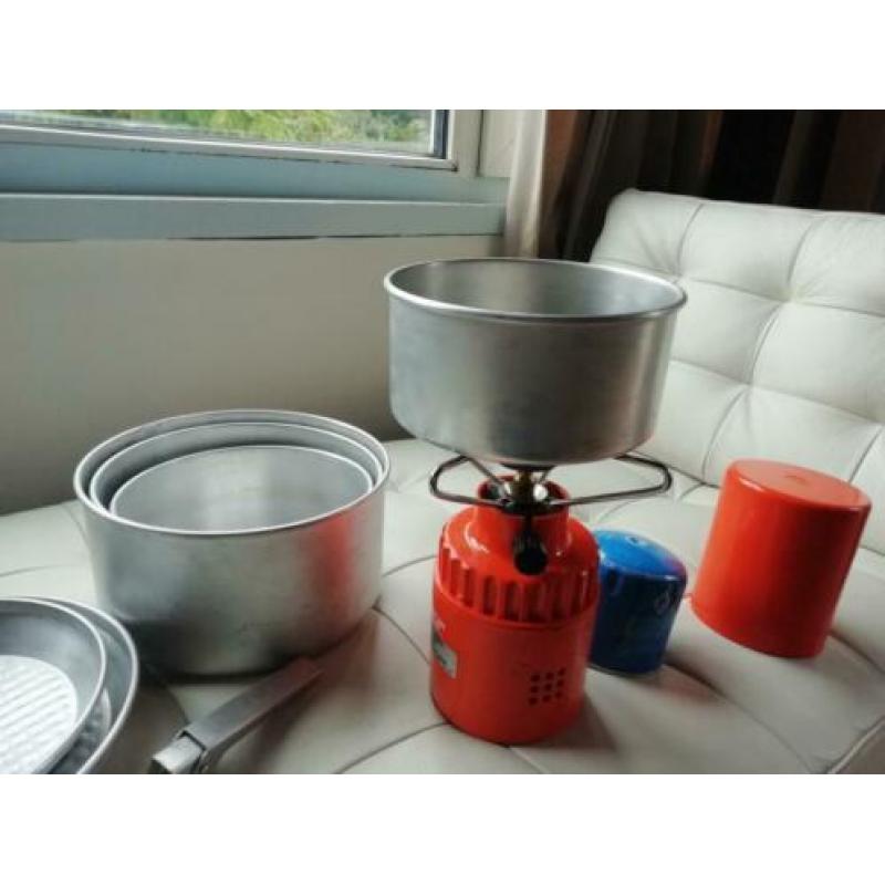 camping gas met pannen en exra gastankje