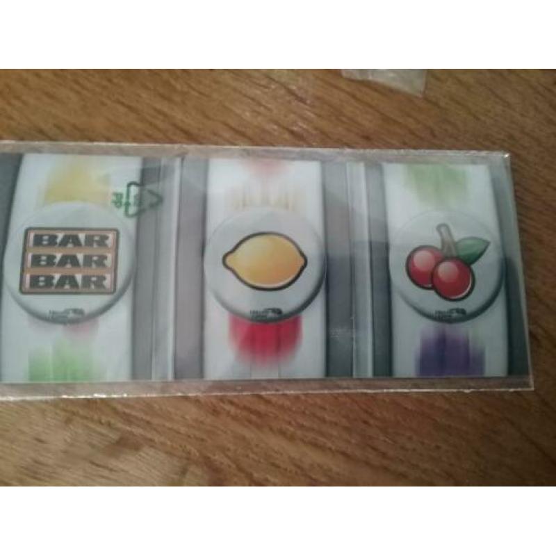 Holland Casino// pin //, fiche.// koelkast magneet // nieuw