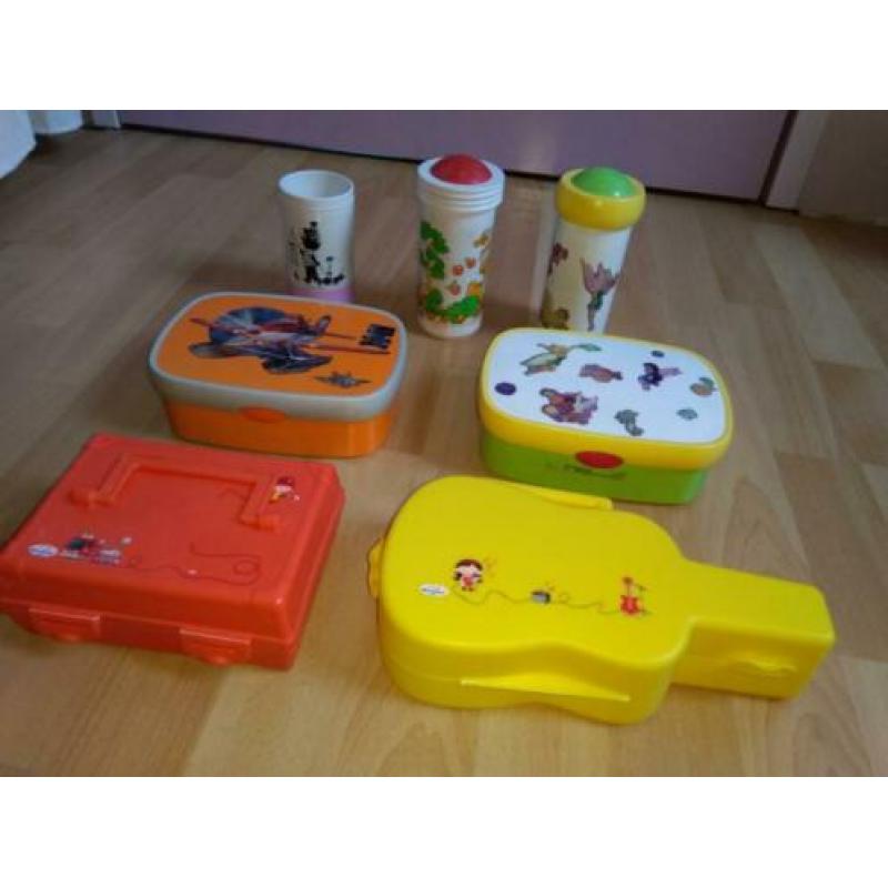broodtrommels en drinkbekers