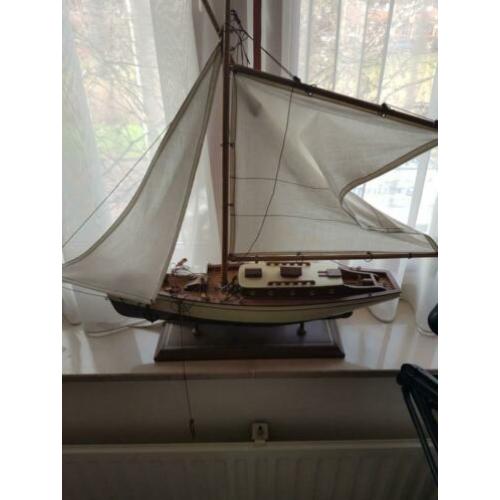 Licht gehavende zeilboot