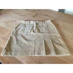 Mooie corduroy zandkleurige rok van het merk Pulls, maat 42