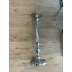 Grote staande zilverkleurige kandelaar! 77 cm hoog!