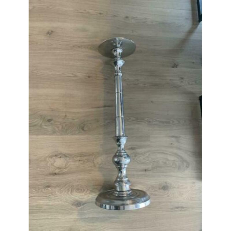 Grote staande zilverkleurige kandelaar! 77 cm hoog!