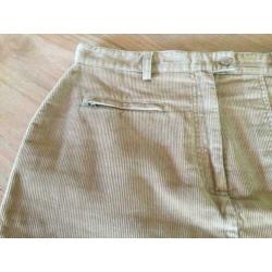 Mooie corduroy zandkleurige rok van het merk Pulls, maat 42