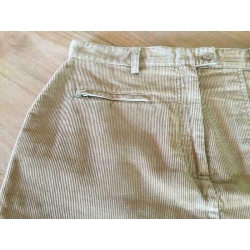 Mooie corduroy zandkleurige rok van het merk Pulls, maat 42