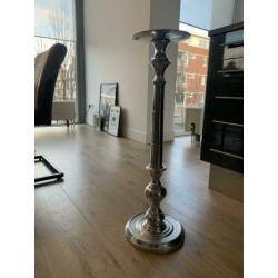 Grote staande zilverkleurige kandelaar! 77 cm hoog!