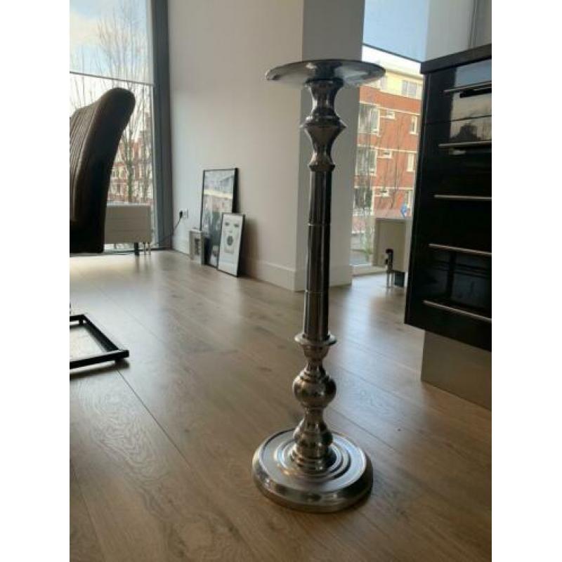 Grote staande zilverkleurige kandelaar! 77 cm hoog!