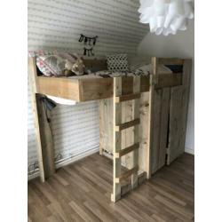 Steigerhout hoogslaper met ingebouwde kast