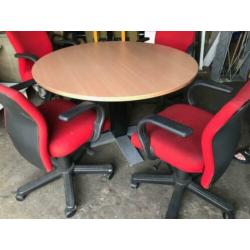 ronde tafel met 4 bureau stoelen