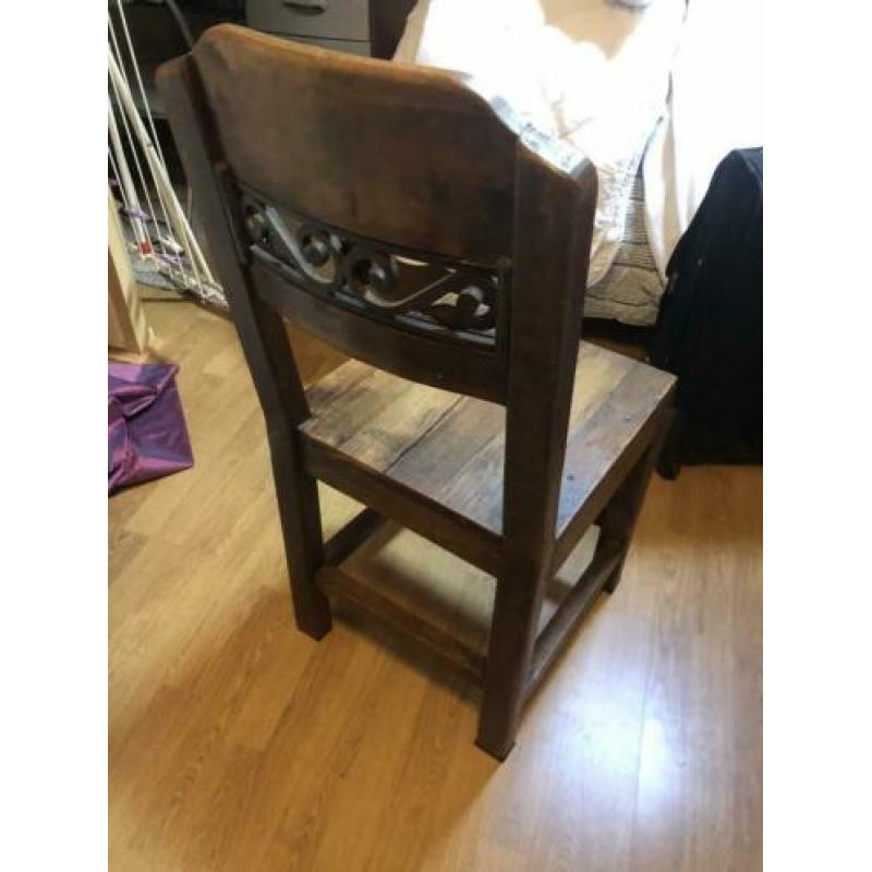 Koloniale houten stoelen