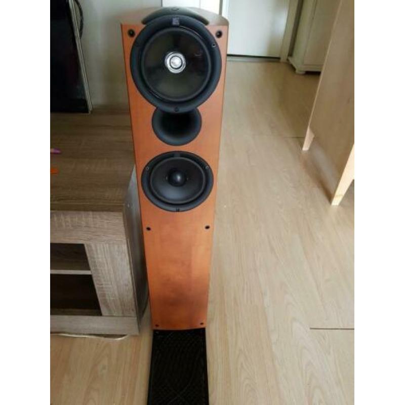 Kef q4