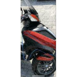 Piaggio MP3 Yourban spoiler / voorkap links en rechts NIEUW