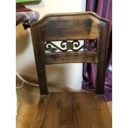 Koloniale houten stoelen