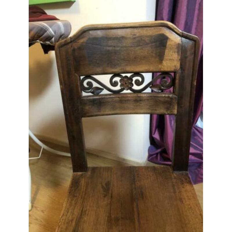 Koloniale houten stoelen