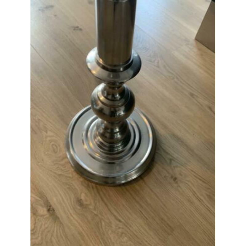 Grote staande zilverkleurige kandelaar! 77 cm hoog!