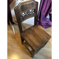 Koloniale houten stoelen