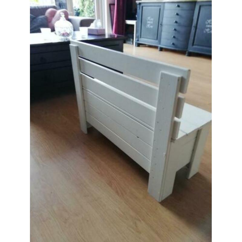 Klepbankje met opbergruimte.