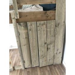 Steigerhout hoogslaper met ingebouwde kast