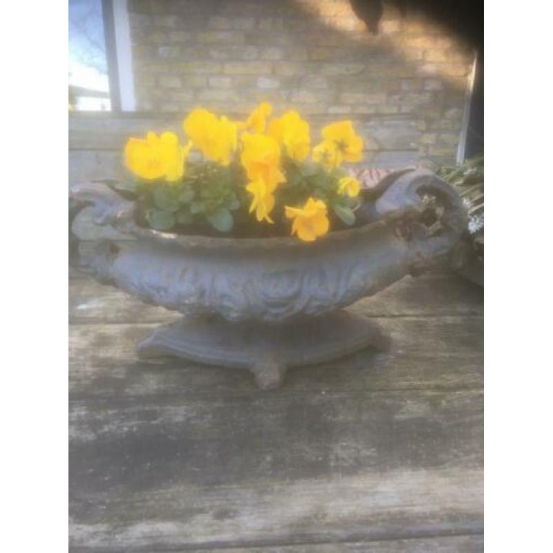 Gietijzeren tuin vazen