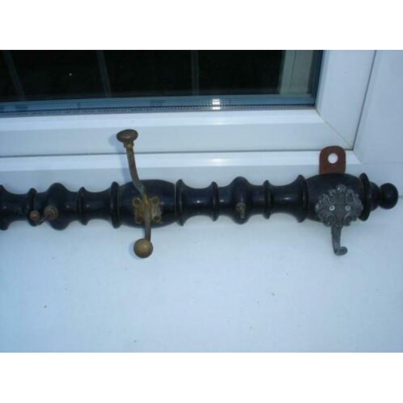 .Oud zwart houten kapstok