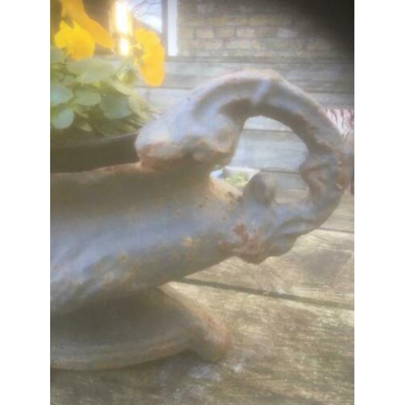 Gietijzeren tuin vazen