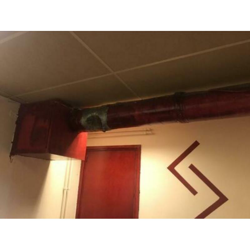 Partij tafels stoelen tapijttegels afzuigsysteem