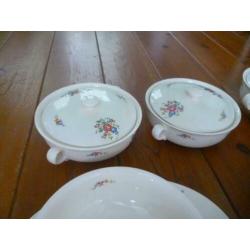 Brocante servies wit met bloemen