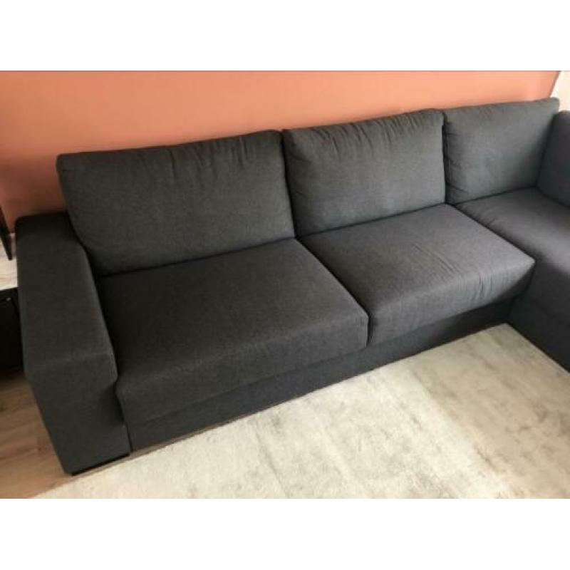 Donkergrijze hoekbank + hocker, in nette staat